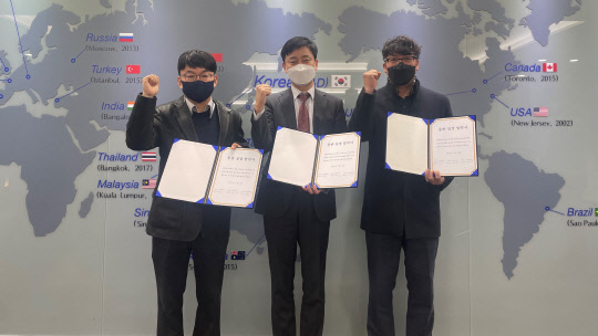 이진화(왼쪽부터) 뉴에어솔루션 대표, 허희도 티맥스오에스 대표, 이영진 제너시스템 대표가 홈 네트워크 사업 협약을 체결하고 있다.   <티맥스오에스 제공>